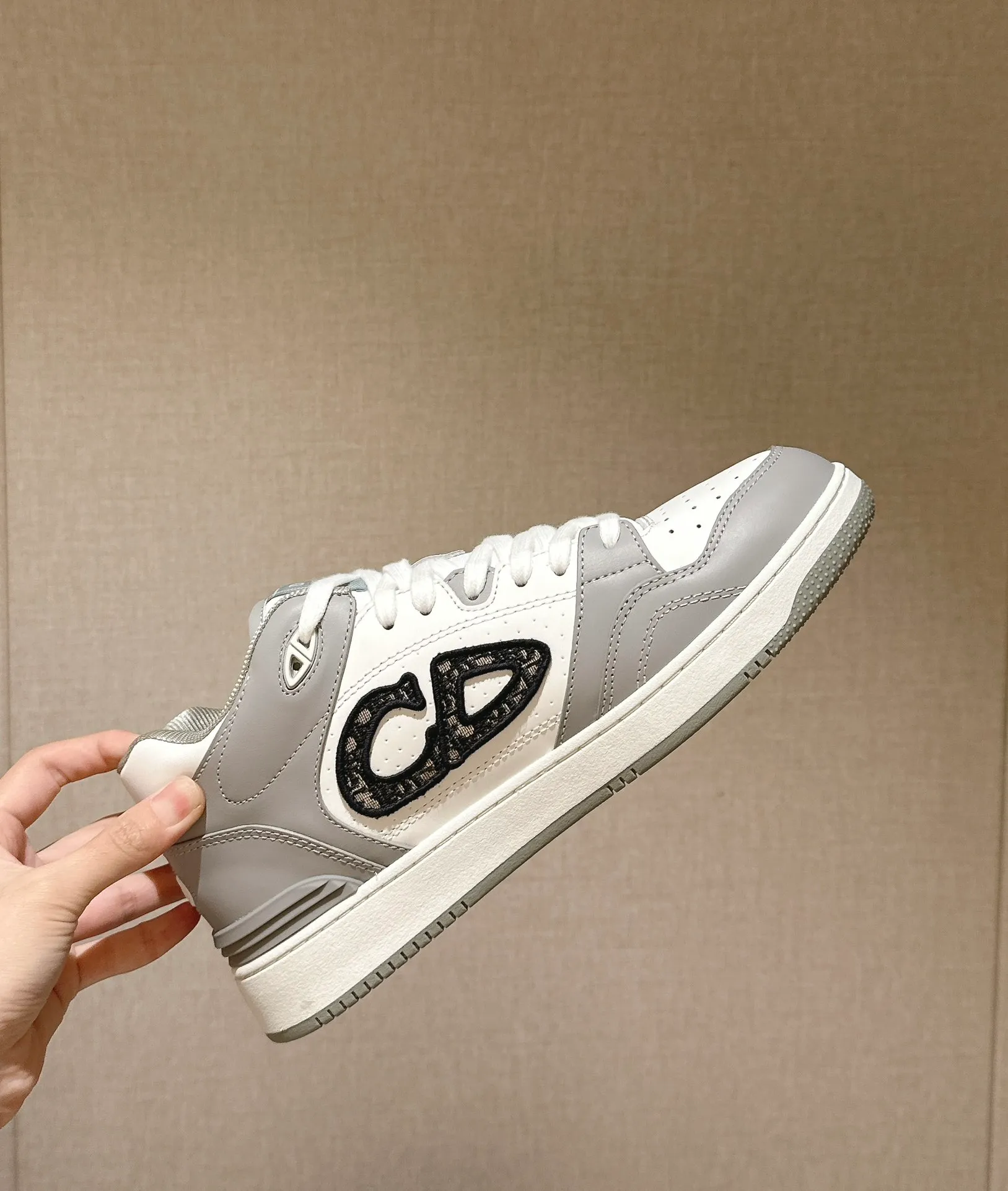 👟👟Ex-factory price 680👟👟. Dior 2024 model B57 popular casual shoe mid-top version, couple model, original explosion-proof one-to-one perfect reproduction, craftsmanship details in place, original customized materials, awesome, latest element combination, fashionable and casual personality, versatile Fabric: original fabric cowhide, mesh, electric embroidery plus 3D printing Inner: imported breathable mesh feet: original molding pad outsole: original one-to-one mold opening T👟👟Ex-factory price U Size: women’s size 35-40~men’s size 39-45